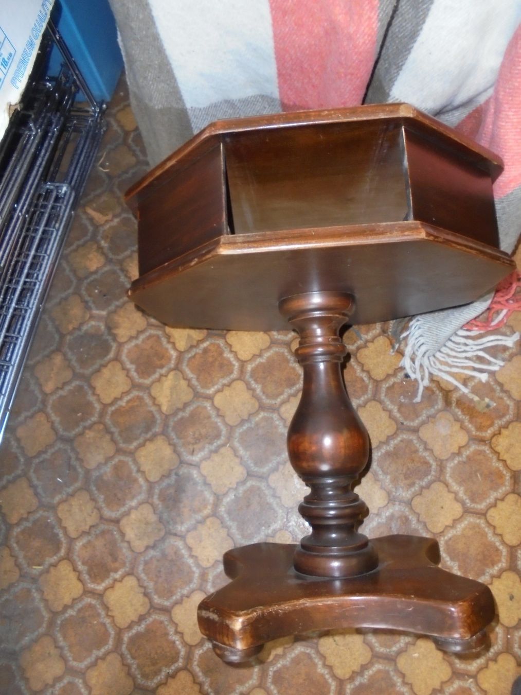 Piccolo salotto a forma di ottagono in legno con cassetto - Image 3