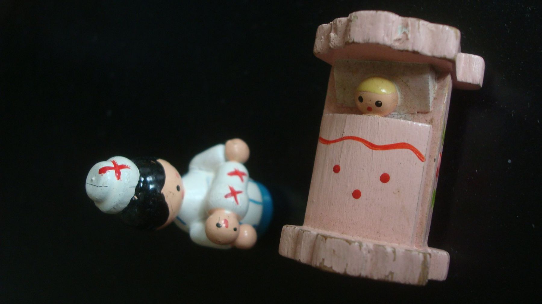 2 miniature figures "little sister with baby" "pink cot - Image 1