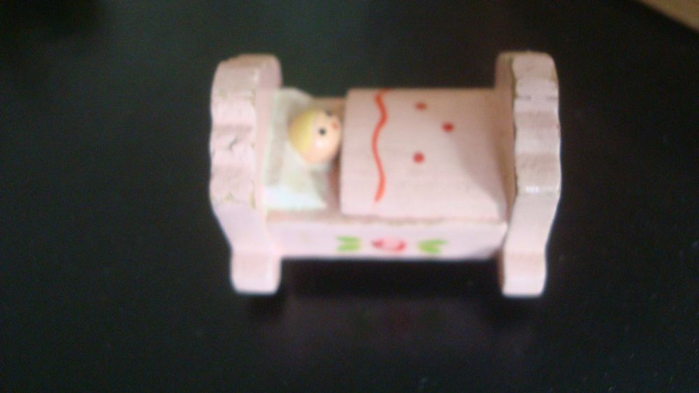 2 miniature figures "little sister with baby" "pink cot - Image 2