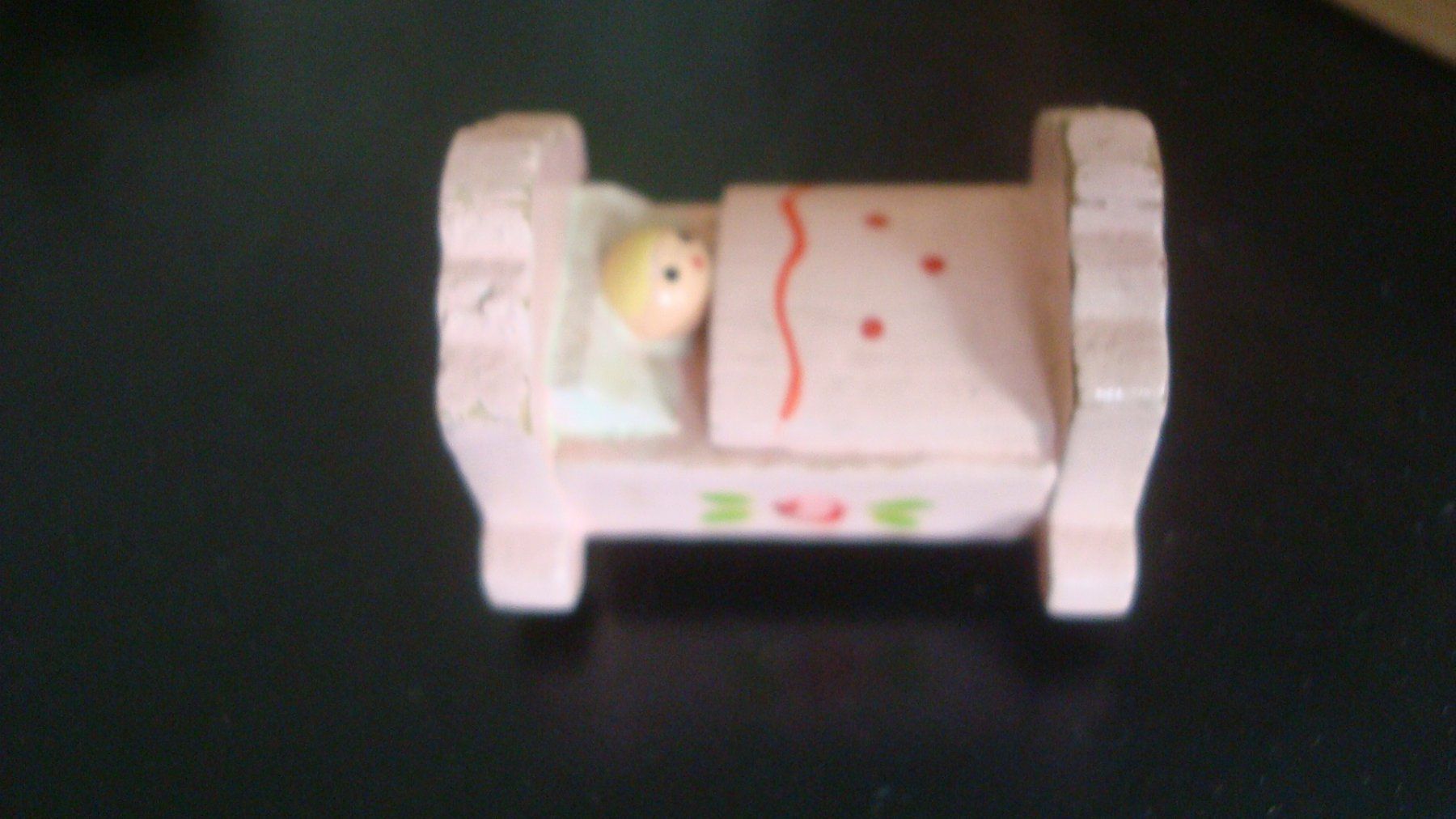 2 miniature figures "little sister with baby" "pink cot - Image 3