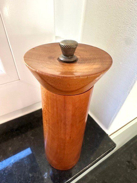 ViNtAge HoLz PfeffeRmühLe