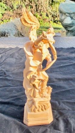 Plastica in legno, Michael combatte il male, il diavolo