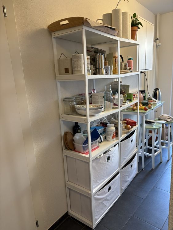 Armadio bianco con contenitori in tessuto: un ottimo modo per organizzare gli oggetti!