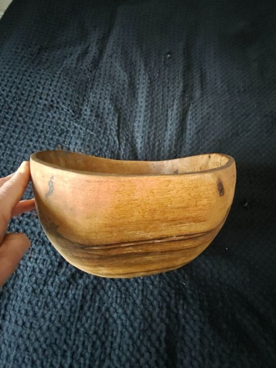 Profonda ciotola di frutta in legno di ulivo rustico
