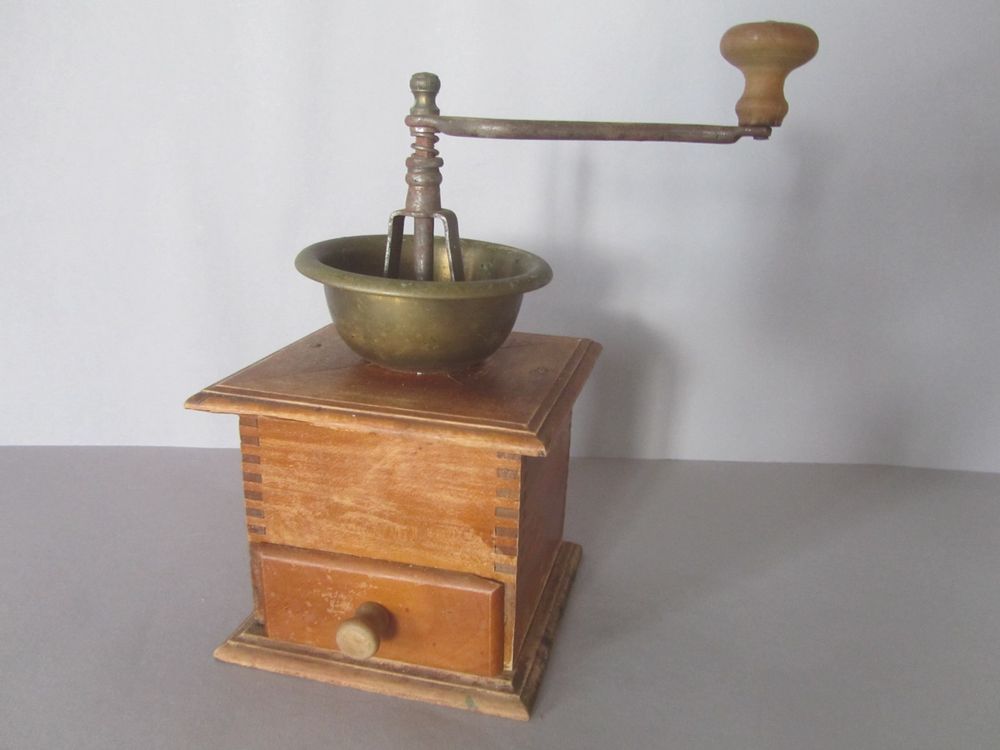 Antica macina del caffè, legno e ottone