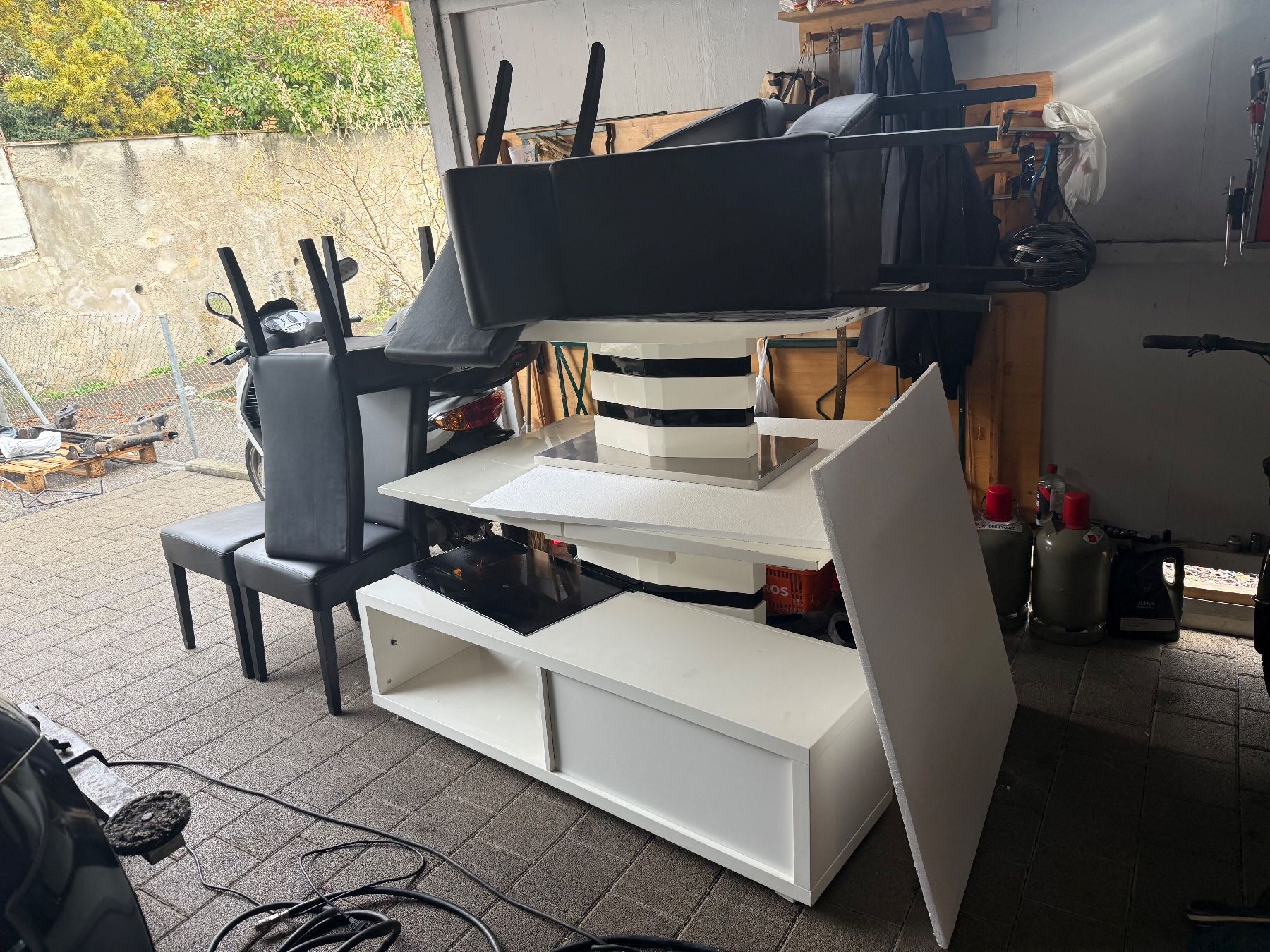 Tavolo da pranzo con sedie e credenza, bianco, ottimo stato - Image 1