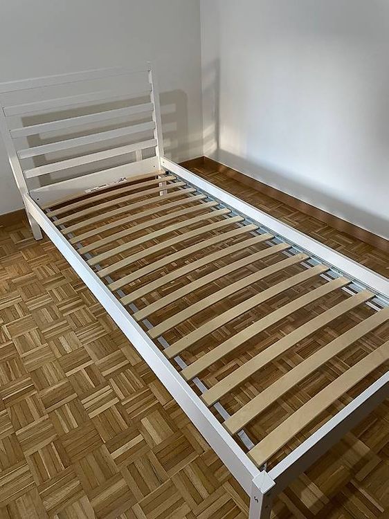 Letto singolo con materasso in buone condizioni