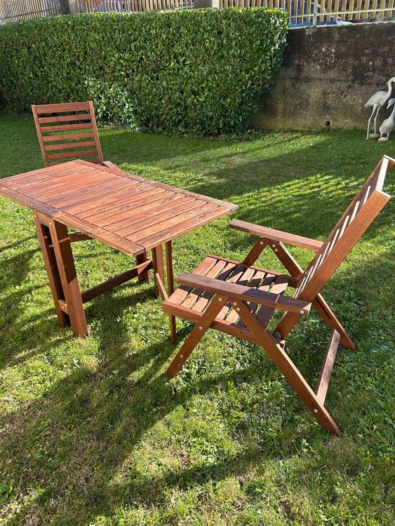Set di mobili da giardino in legno con tavolo e due sedie
