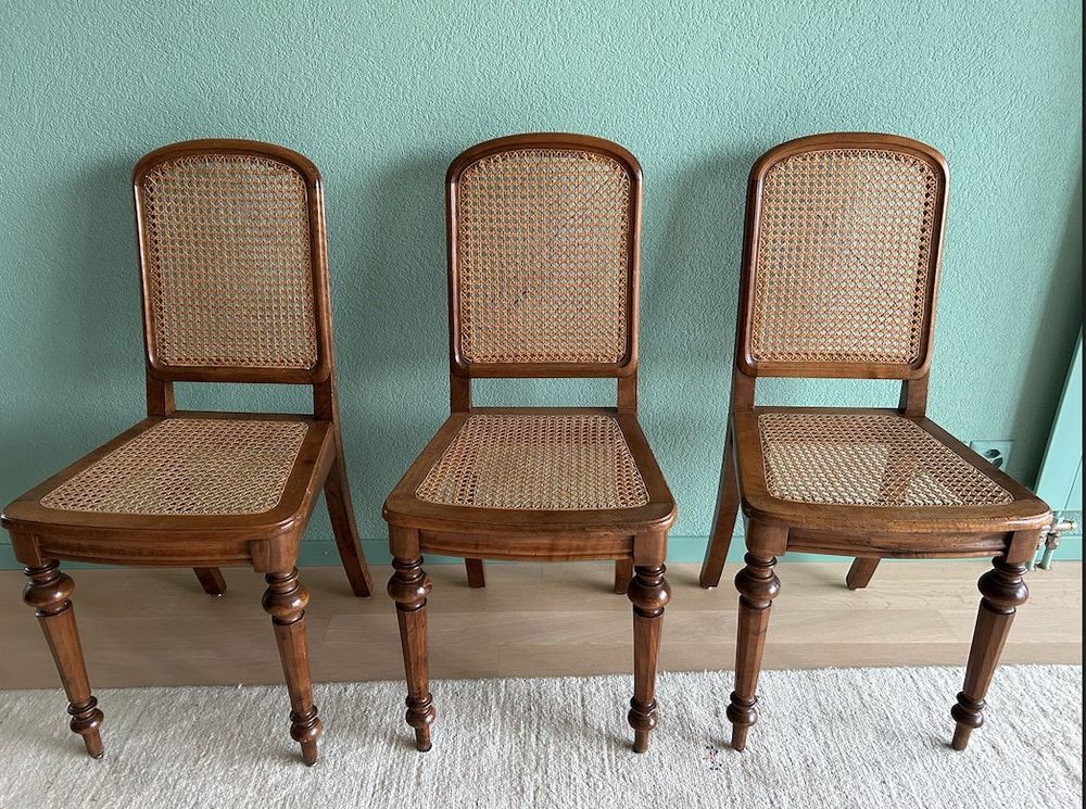 6 sedie in legno marrone con rete a maglie