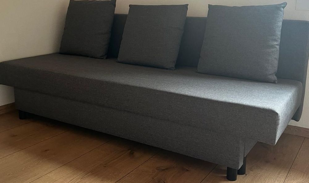 Divano letto confortevole, grigio, con cuscini, ottimo stato!