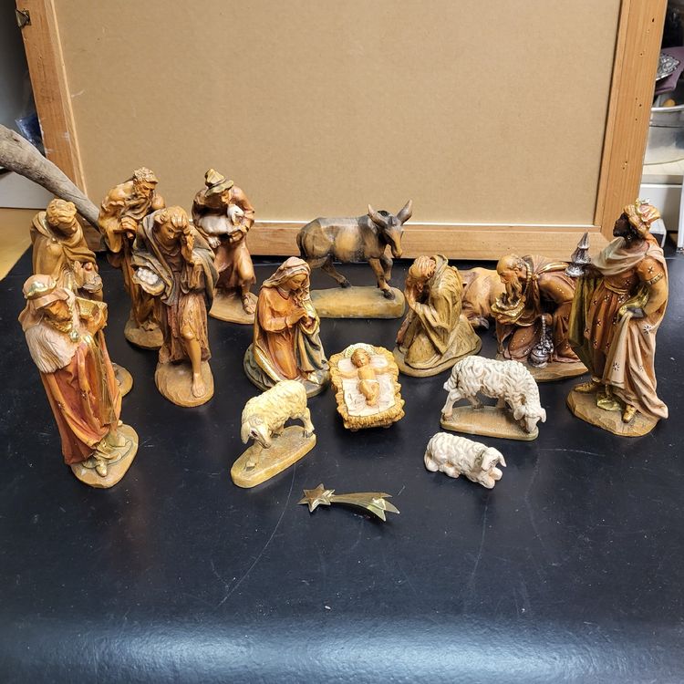 15 pezzi di figure di presepe in legno