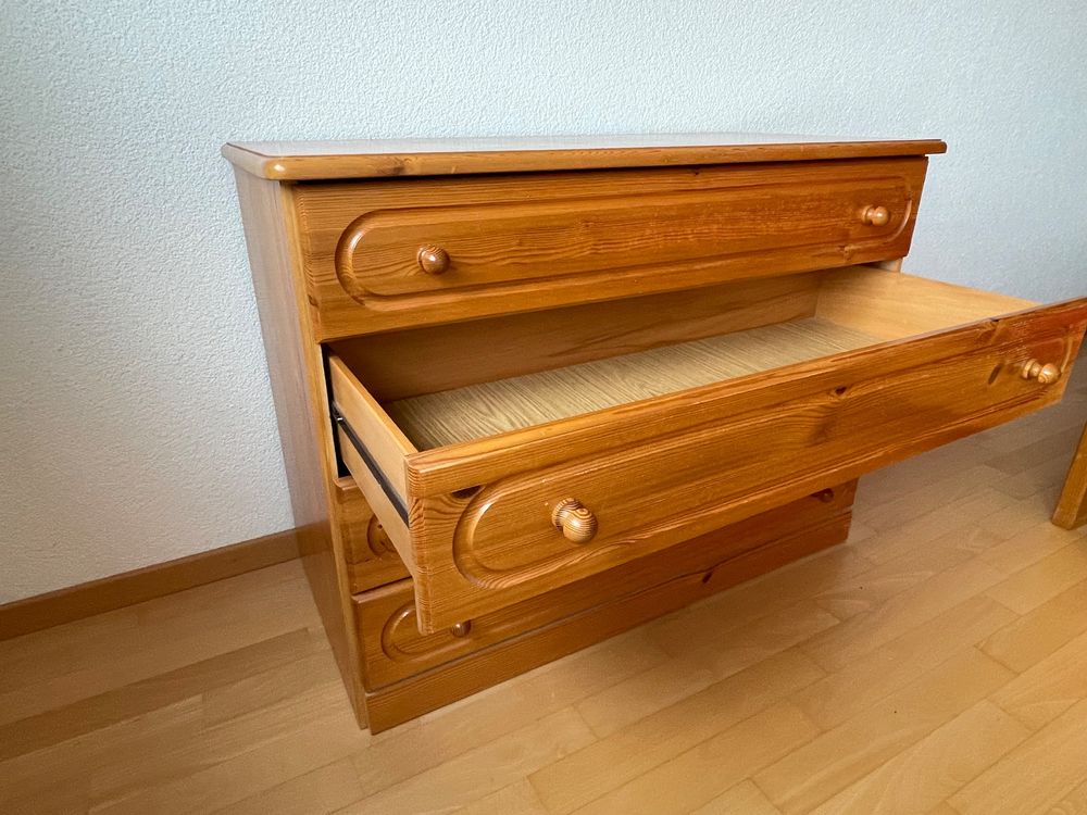Comodino in legno usato, ben conservato, con 4 cassetti