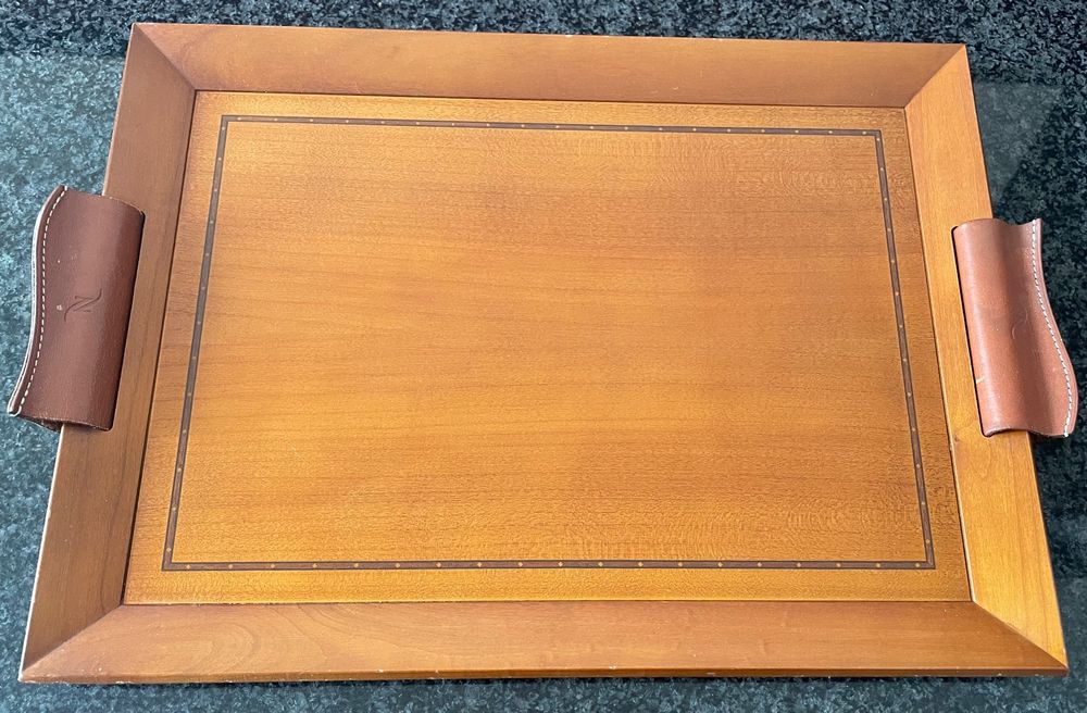 Tavolino in legno Nespresso con intarsi e maniglie in pelle