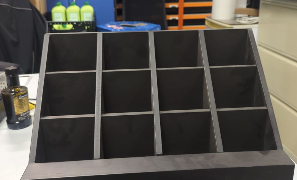 Bella mensola con 9 scomparti, ideale per la presentazione in legno