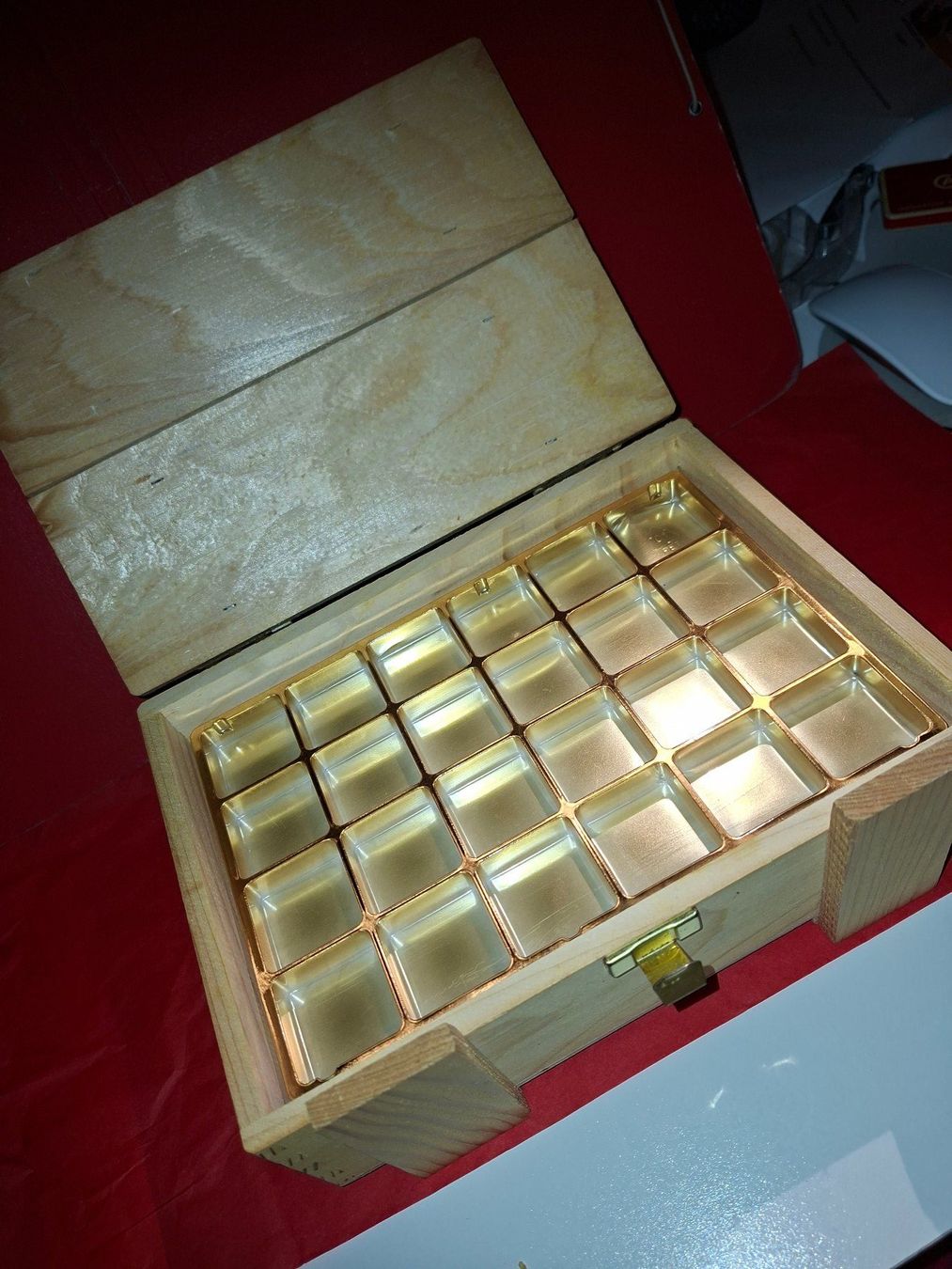 Scatola di legno con inserto per praline - Image 3
