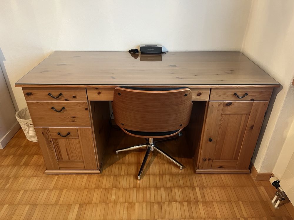 Scrivania in legno con piano in vetro