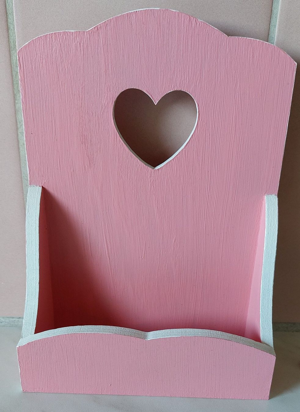 Regal a muro in legno per lettere rosa con dettaglio a cuore – Romantico - Image 1