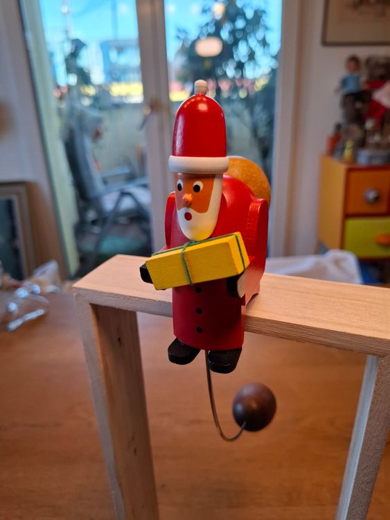 Babbo Natale Erzgebirge, figura a dondolo con cornice