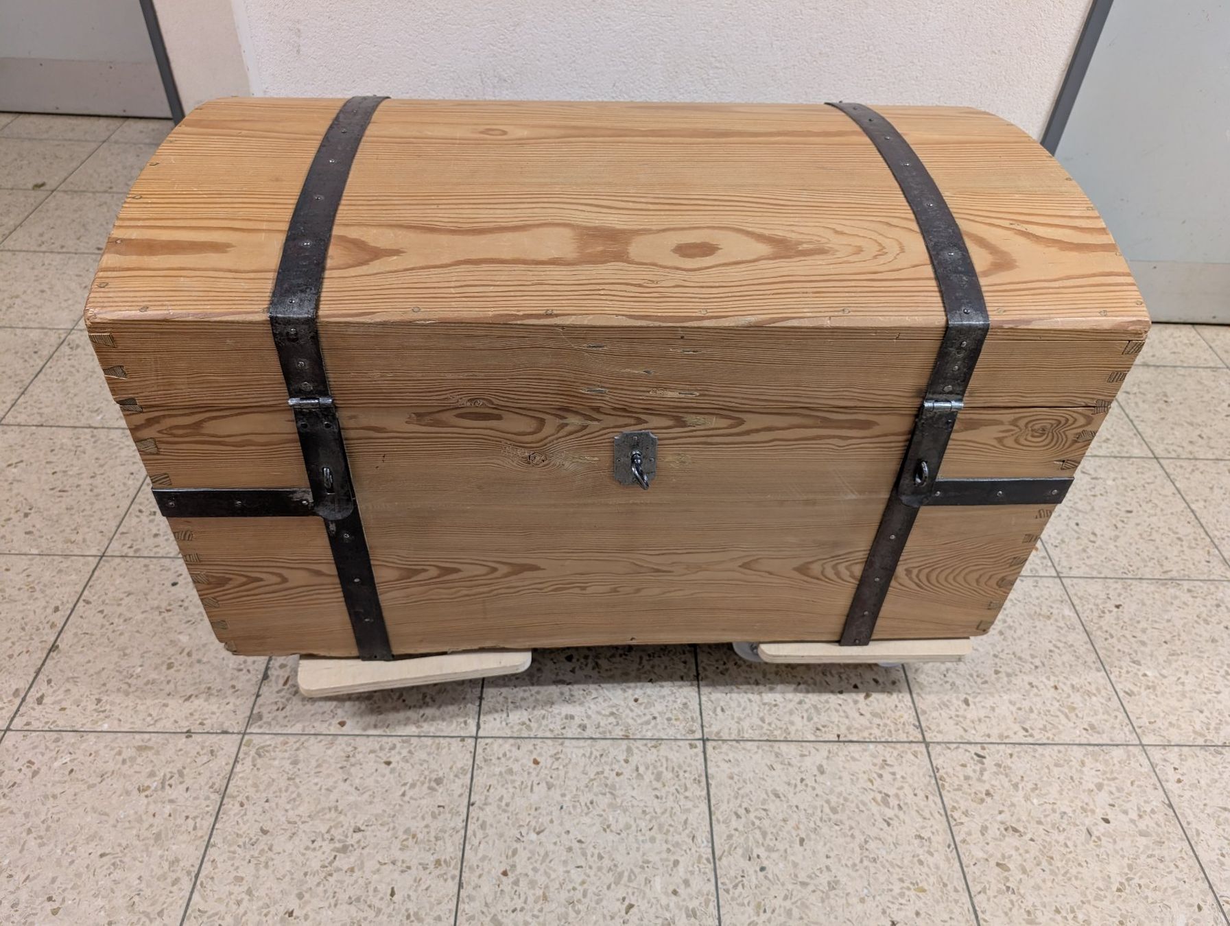 Cassa in legno con accessori in ferro – Cassa di stoccaggio vintage - Image 1