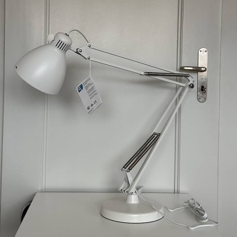 Luxo L-1 scrivania lampada bianca con piedistallo, E27 - Image 1