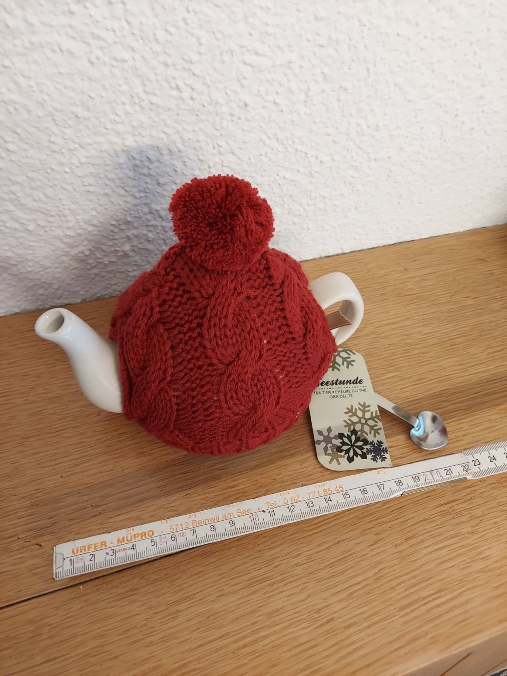 Molto bella teiera con cappuccio in maglia rossa e cucchiaio, NUOVA - Image 1