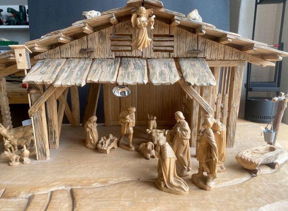 Figure di Natale intagliate a mano, una tradizionale presepe