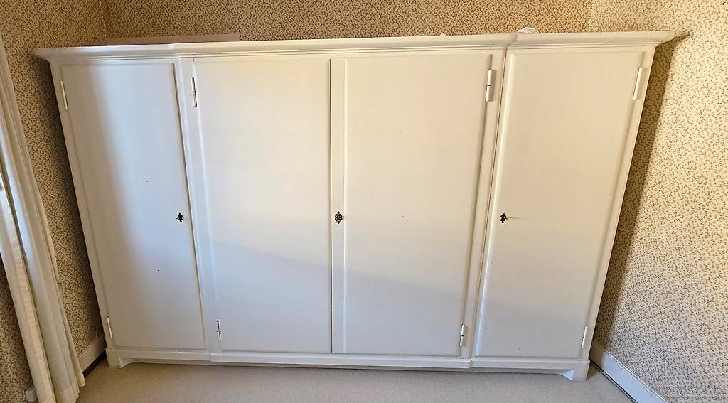 Armadio in legno massiccio bianco verniciato, buono stato - Image 1