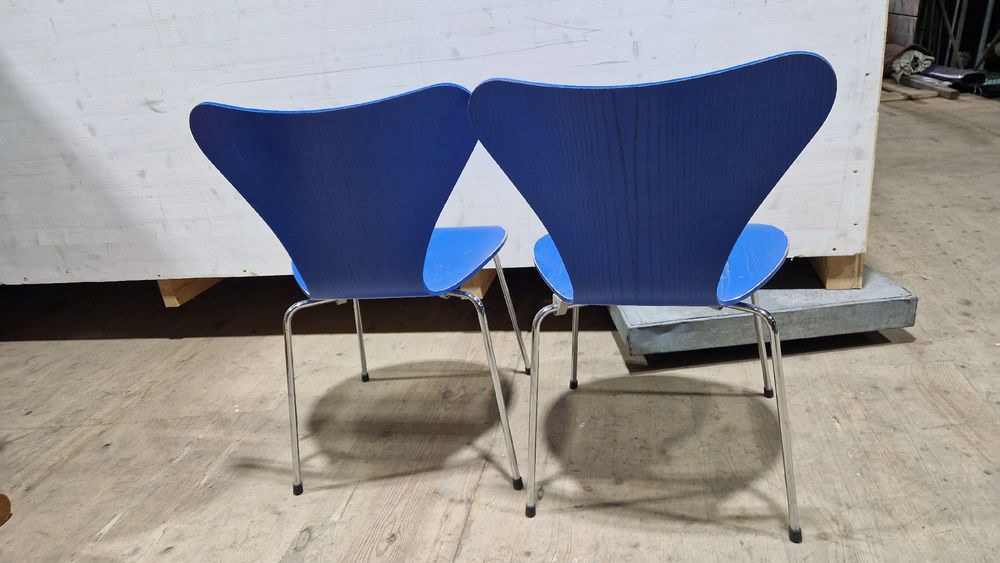 Fritz Hansen 2x blue designer chairs, Scandinavian design - Image 2