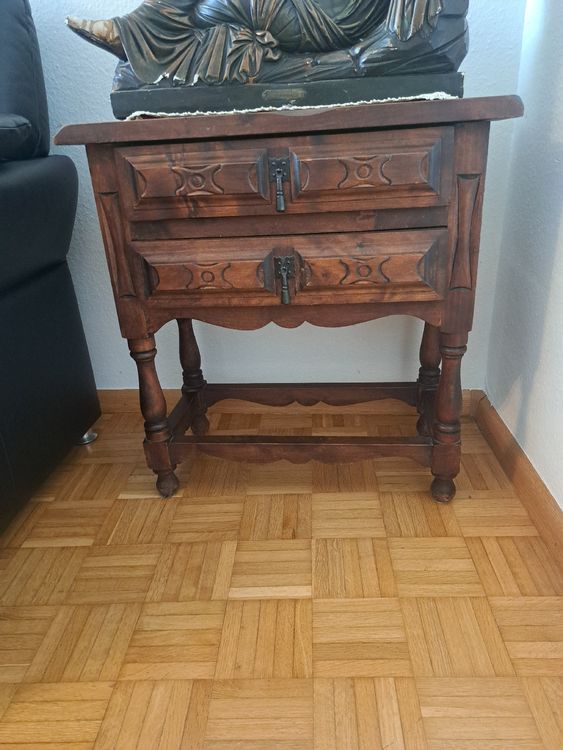 Comodino vintage in legno massello con due cassetti.