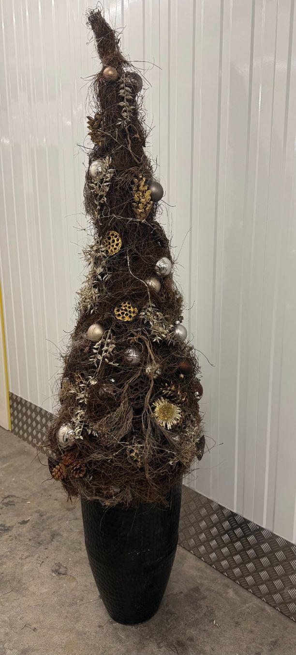 Albero di Natale con decorazioni di rami con una catena di luci - Image 1