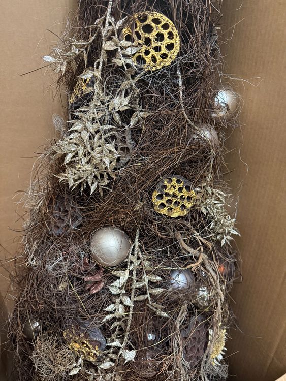 Albero di Natale con decorazioni di rami con una catena di luci - Image 2