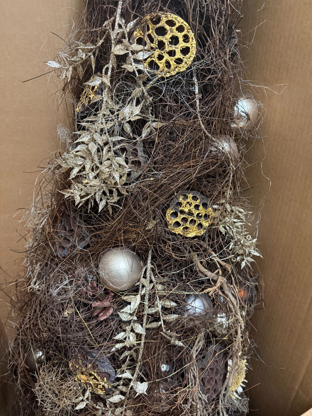 Albero di Natale con decorazioni di rami con una catena di luci - Image 3