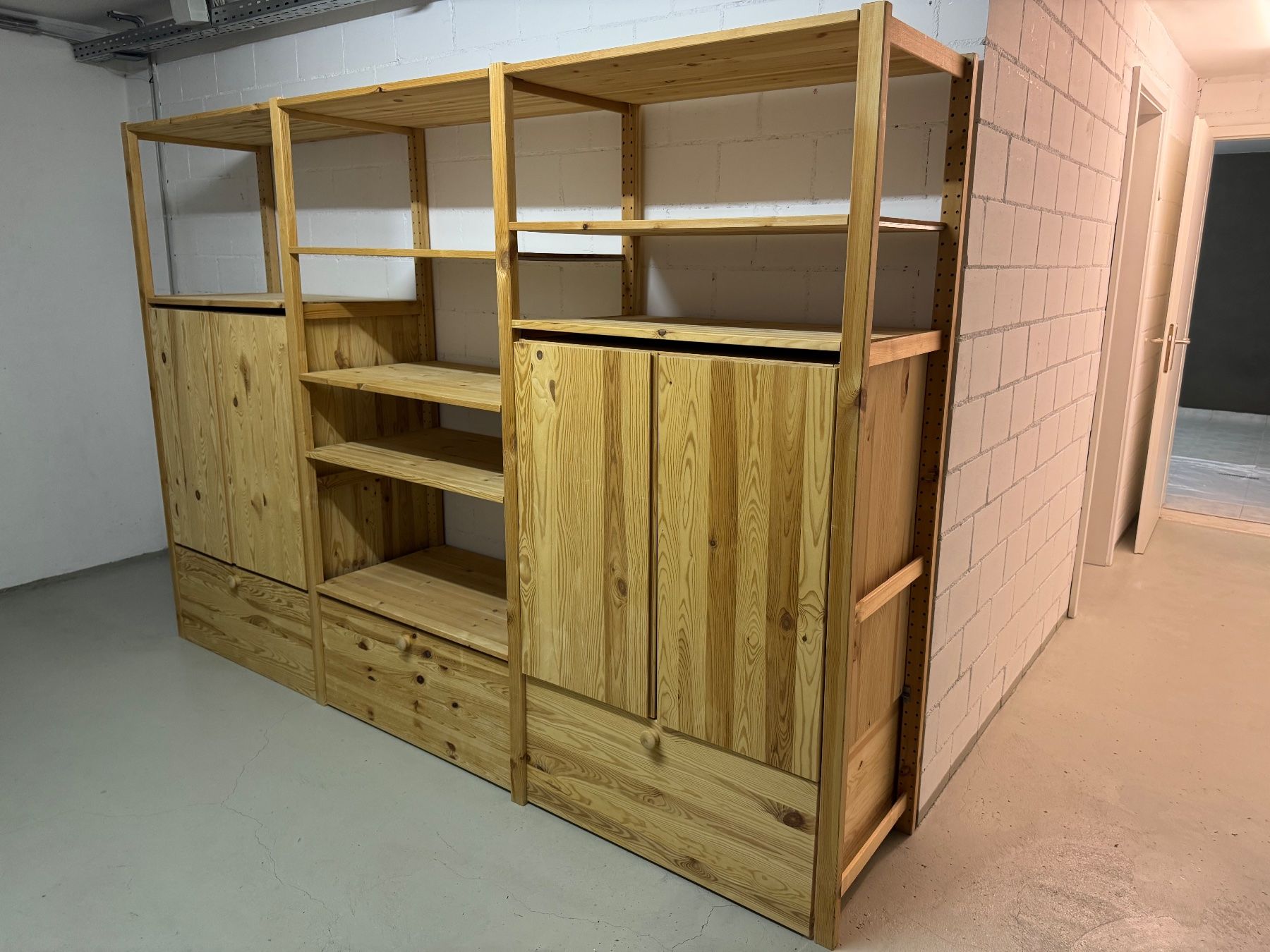 Grande scaffale in legno di faggio, massiccio, molto spazio per i libri, ottimo! - Image 1
