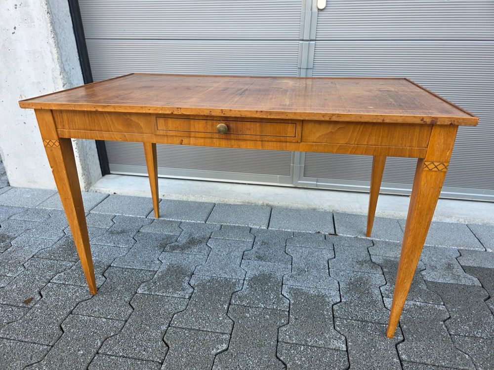 Antico tavolo da salotto in legno con bella intarsio cassetto