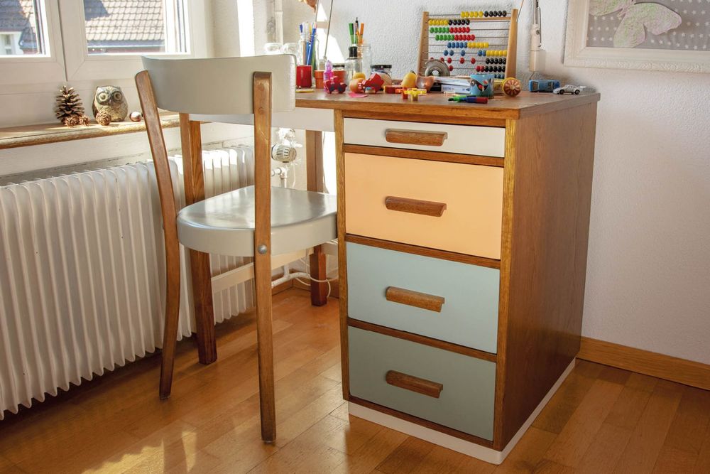 Scrivania per bambini con sedia, 4 cassetti e superficie estraibile