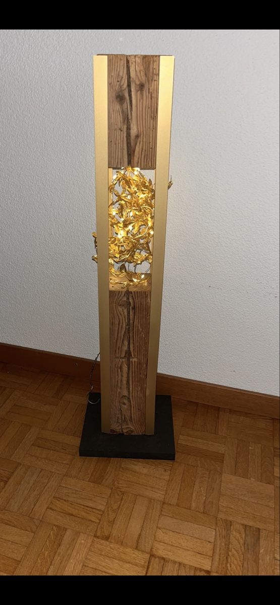 Lampada da terra in legno con catena di luci a LED - Image 1