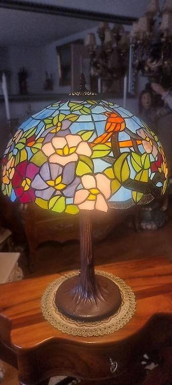 Lampada Tiffany colorata con uccelli