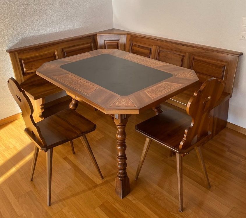 Massiccia panca angolare – tavolo con intarsi &amp; 2 sedie