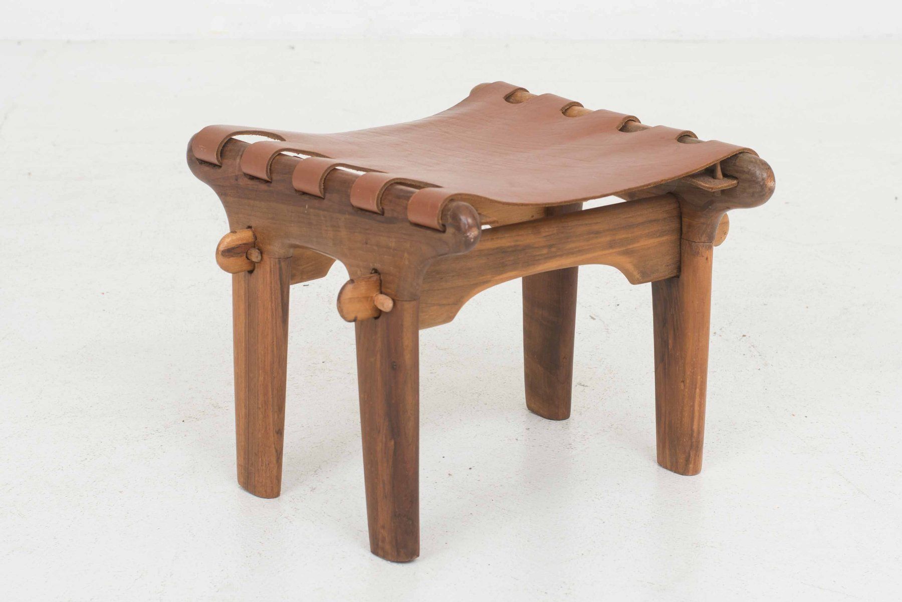 Muebles de Estilo Hocker di Angel Pazmino - Image 3
