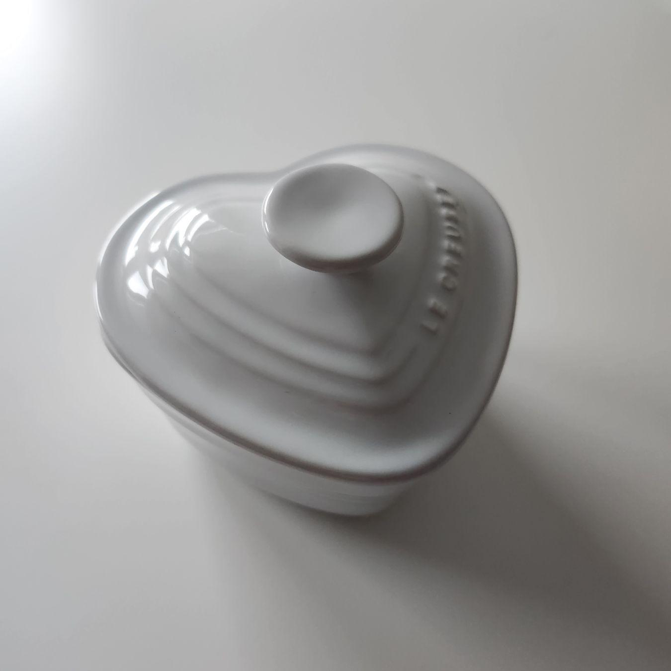 Le Creuset mini cocotte a forma di cuore bianco - Image 1