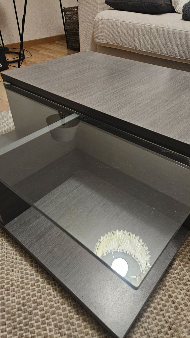 Tavolino moderno con ripiano in legno grigio. - Image 1