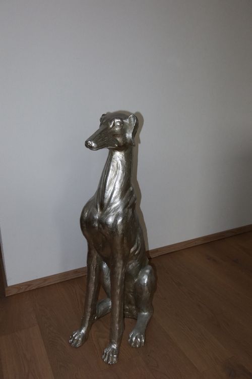Statua di un cane color argento