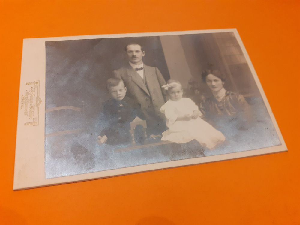 SCHWIIZER FAMILIE DAZUMAL - ELTERE con 2 CHLYNE CHING - BERN