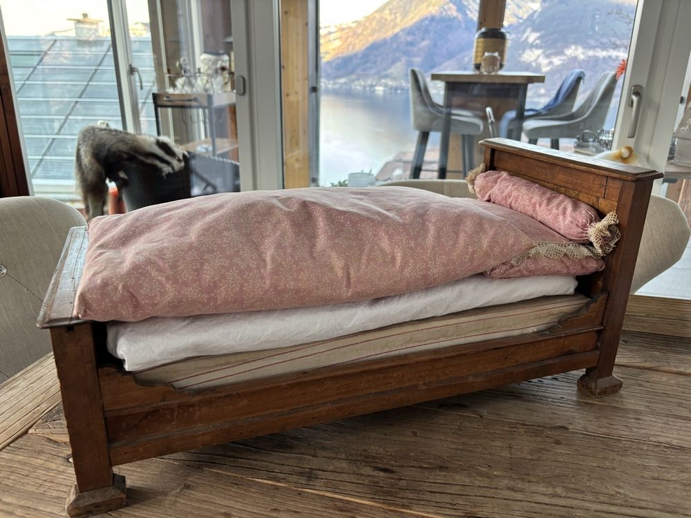 Antico letto per bambole