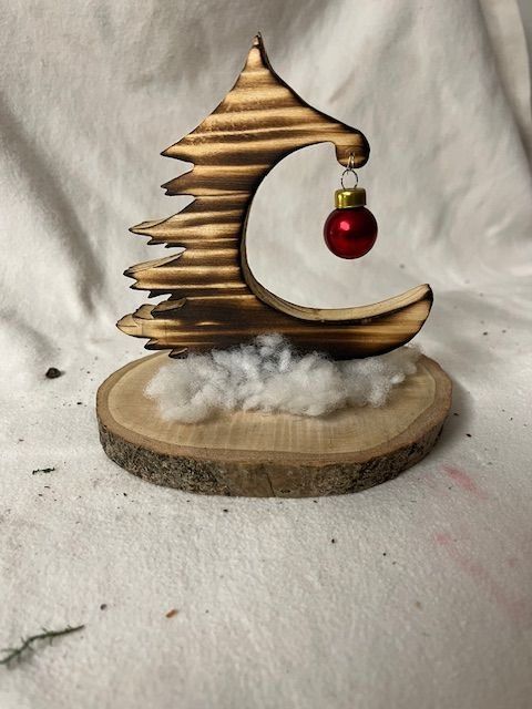 Decoro albero di legno su disco di albero con ornamento di albero rosso - Image 1