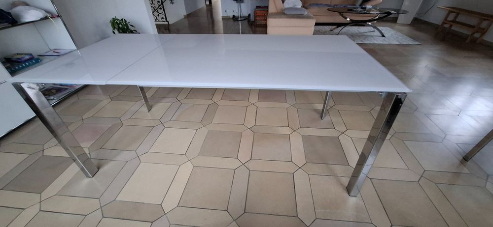 Tavolo in vetro con piedini cromati