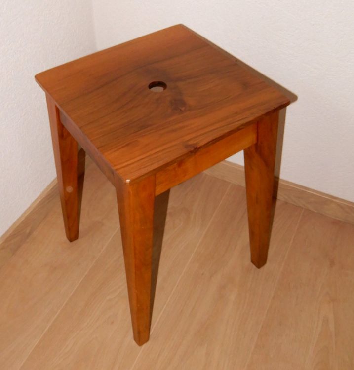 Taburetti antichi in legno di noce e di frutta