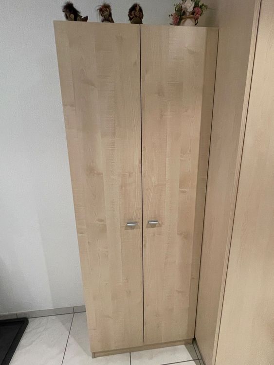 Armadio in legno chiaro con ripiani, in buone condizioni