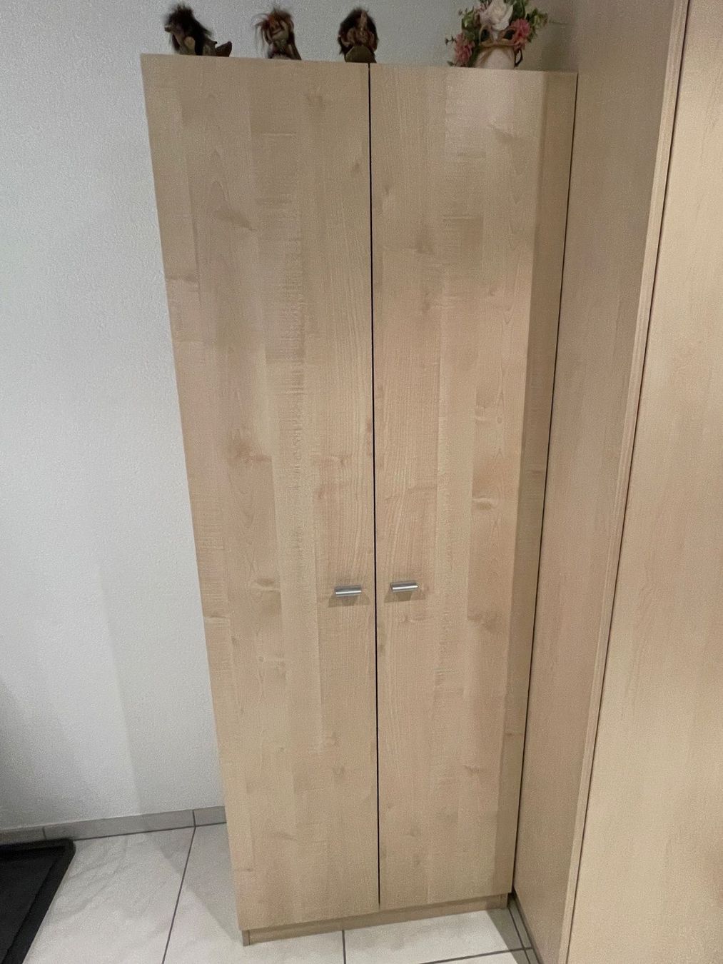 Armadio in legno chiaro con ripiani, in buone condizioni - Image 1