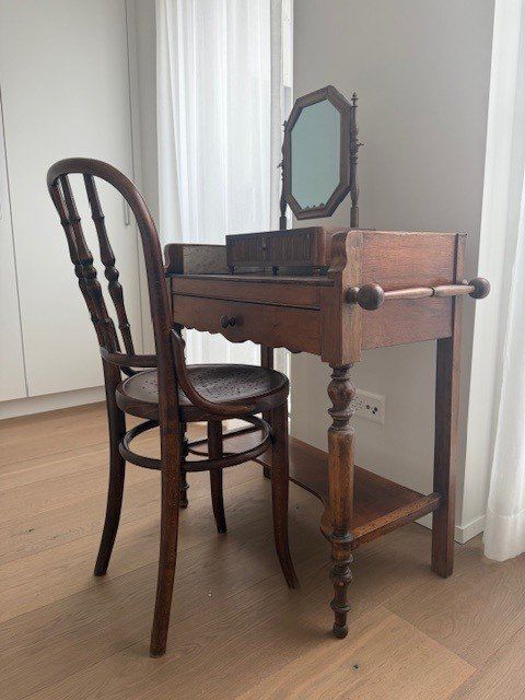 Antico tavolo da trucco in stile Liberty con specchio e sedia